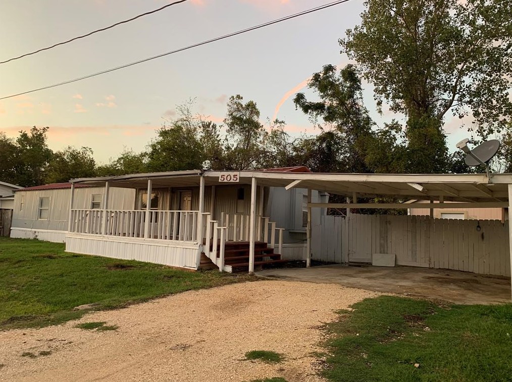 505 Golden Bend Dr, Highlands, TX 77562