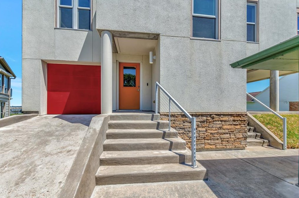 208 Bay Colony Dr, Morgans Point, TX 77571-7308