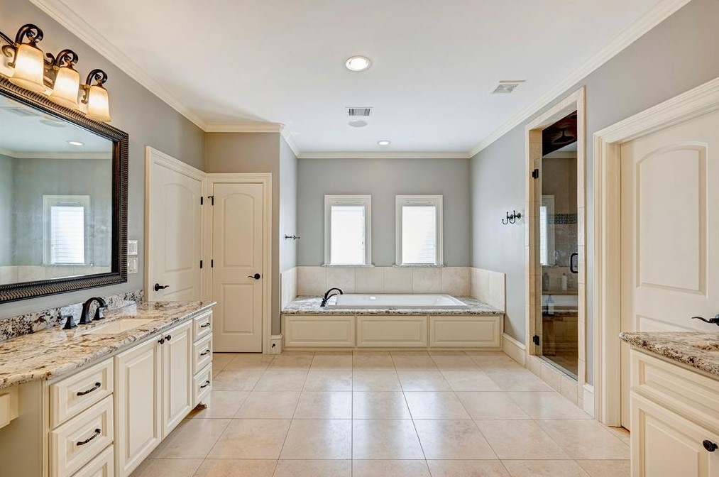6219 Ella Lee Ln, Houston TX  77019-6310 exterior