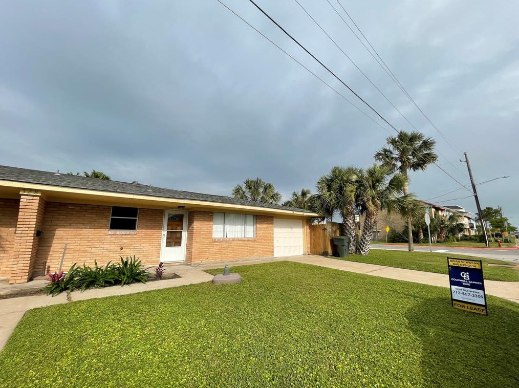 328 1st St #b, Galveston, TX 77550