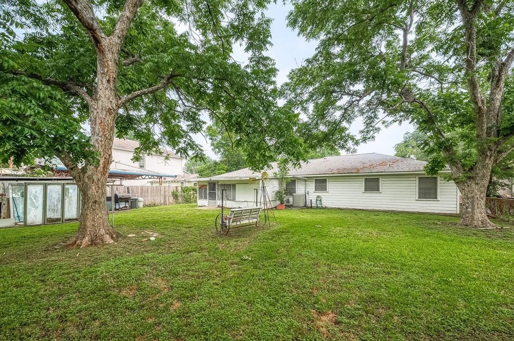 830 27 St, Houston TX  77008-2201 exterior