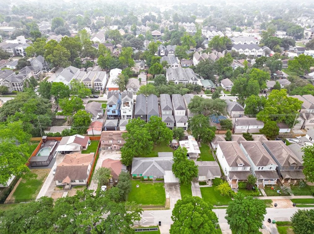 830 27 St, Houston TX  77008-2201 exterior