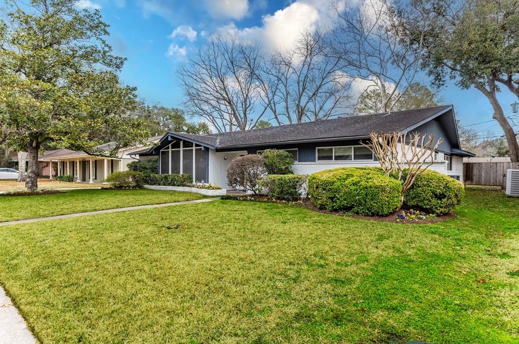 10719 Landsdowne Dr, Houston, TX 77096-5905
