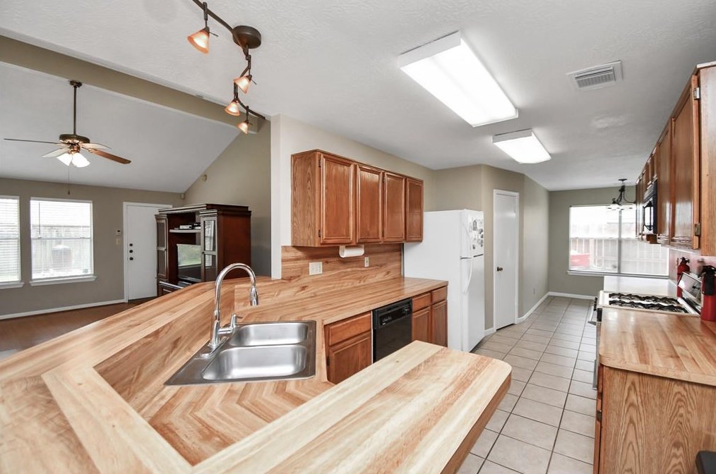 9107 Rippling Fld Dr, Houston TX  77064-4840 exterior