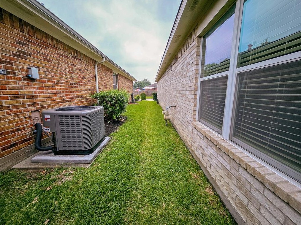 8918 Tarpon Spg Ln, Houston TX  77095-2264 exterior