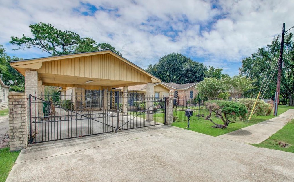 4618 Hoffman St, Houston, TX 77026-3159