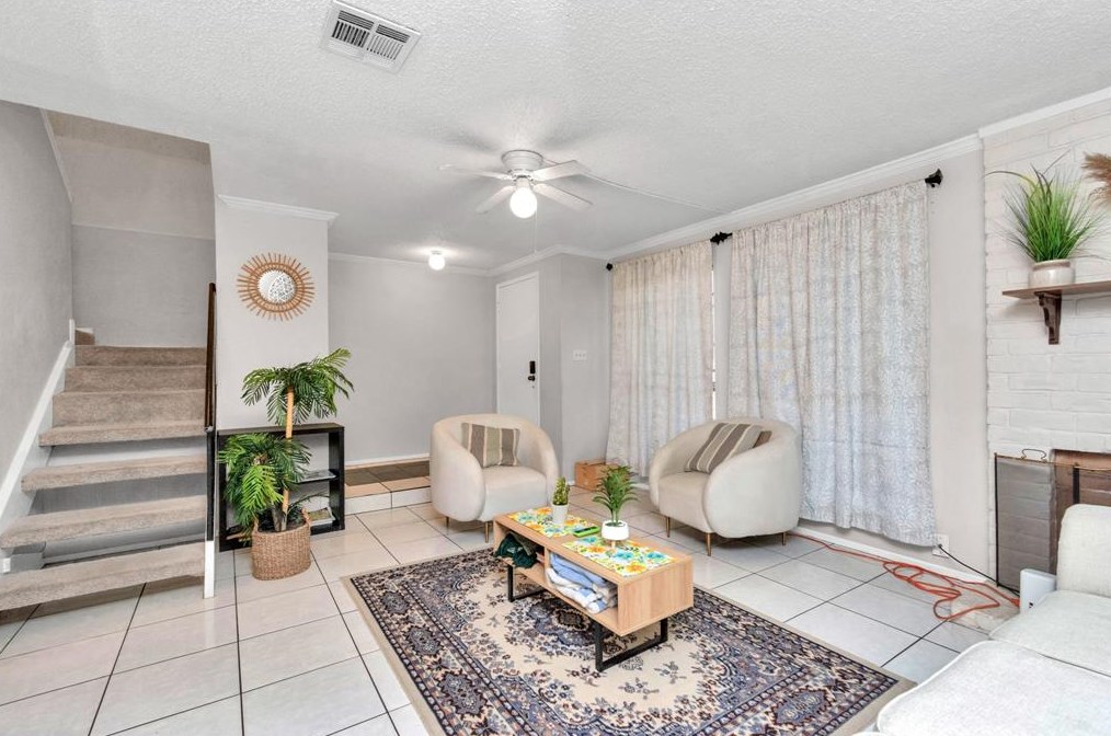 5837 Sunforest Dr, Houston TX  77092-2201 exterior