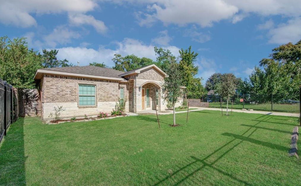 7818 Sharondale Dr, Houston, TX 77033-2808