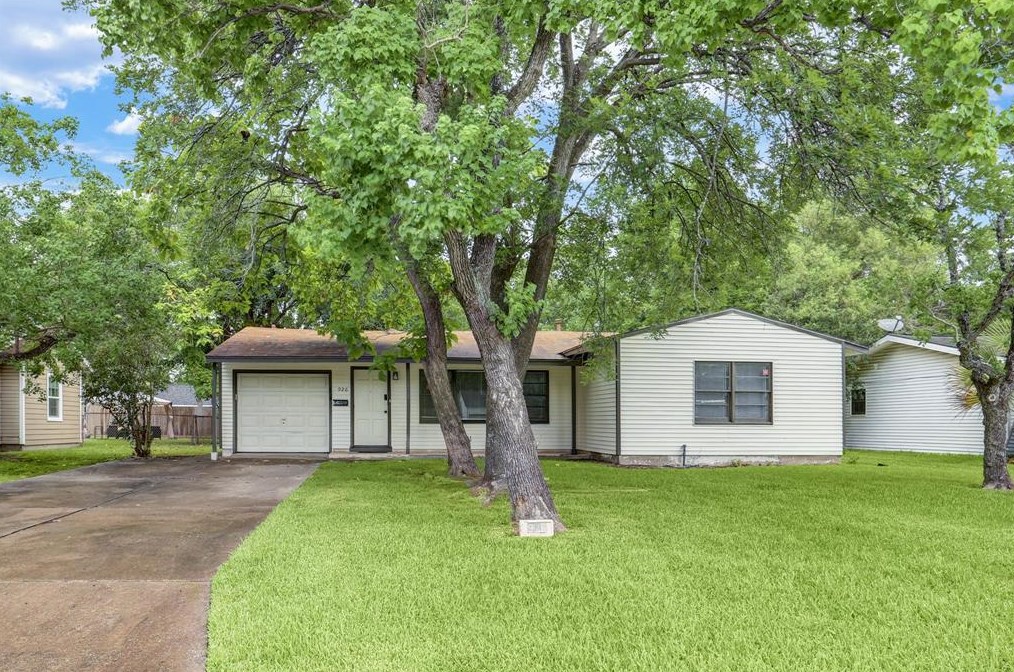 926 19th Ave N, Texas City, TX 77590
