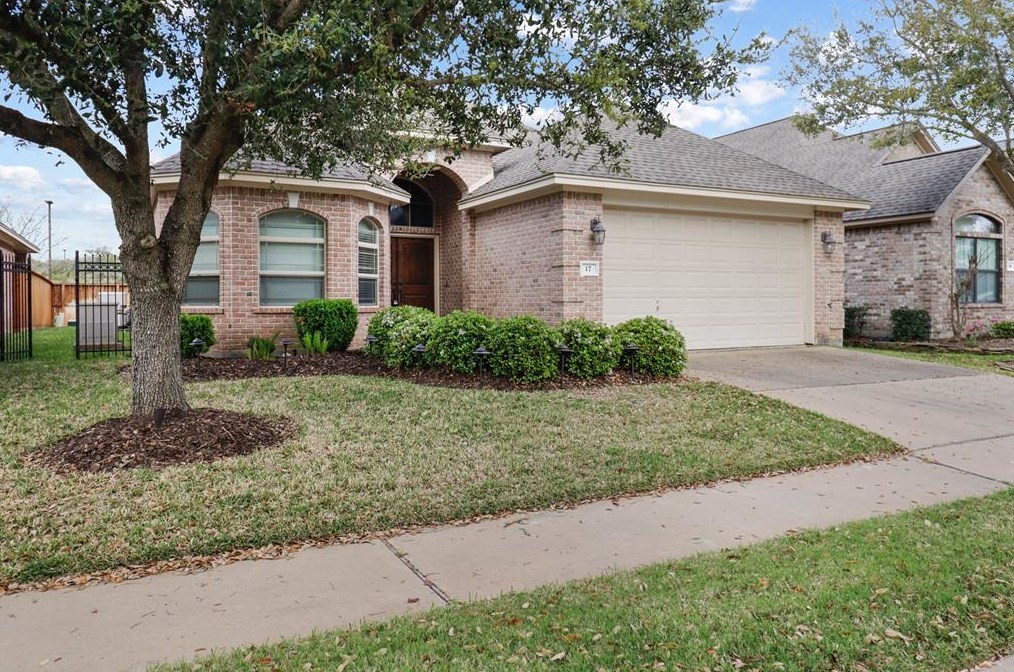 17 Red Oak Ct, Richwood, TX 77566-4598