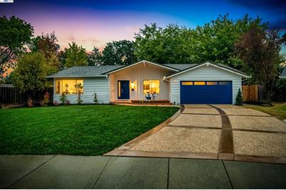 5253 Meadowwood Ct - Photo 1