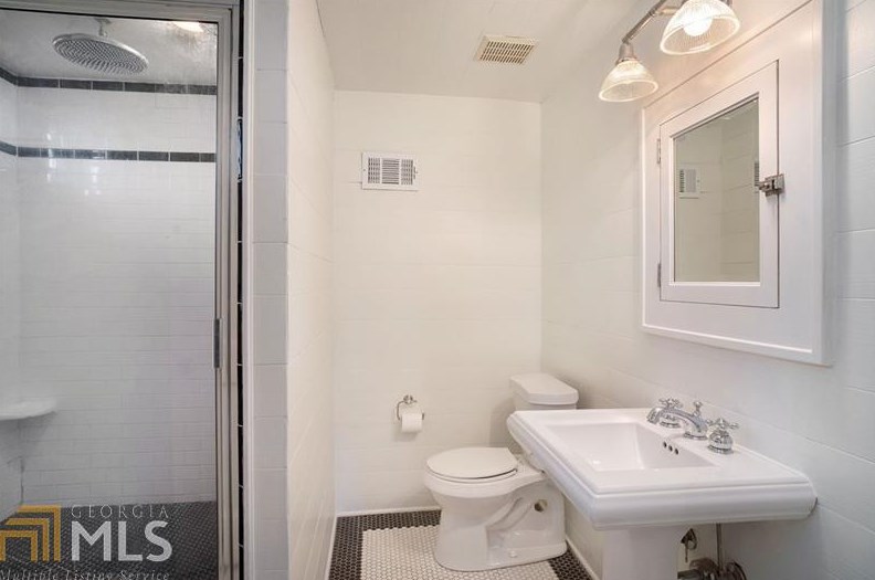 2602 Pineview Dr, Decatur GA  30030-1633 exterior