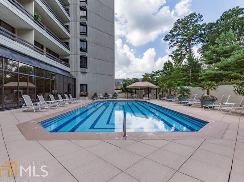 2660 Peachtree Rd, Atlanta GA  30305-3605 exterior