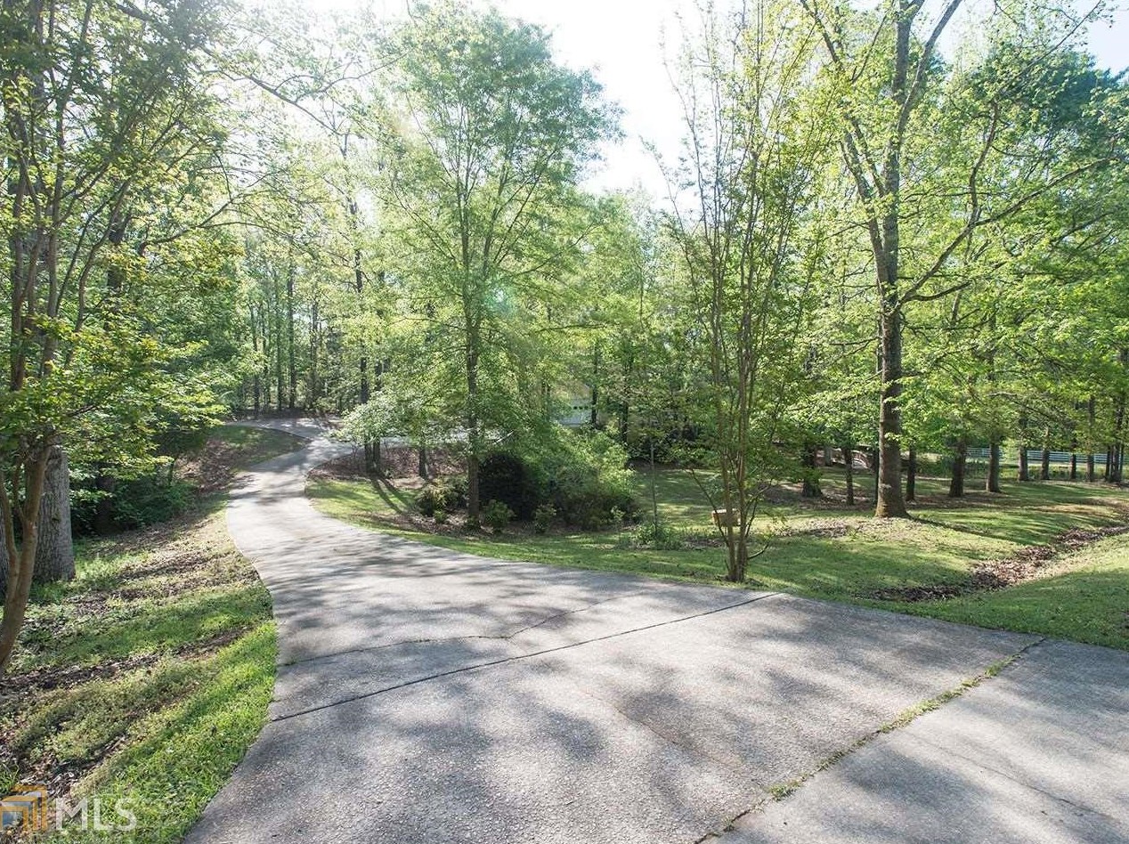 93 Willow Creek Dr, Locust Grove, GA 30248