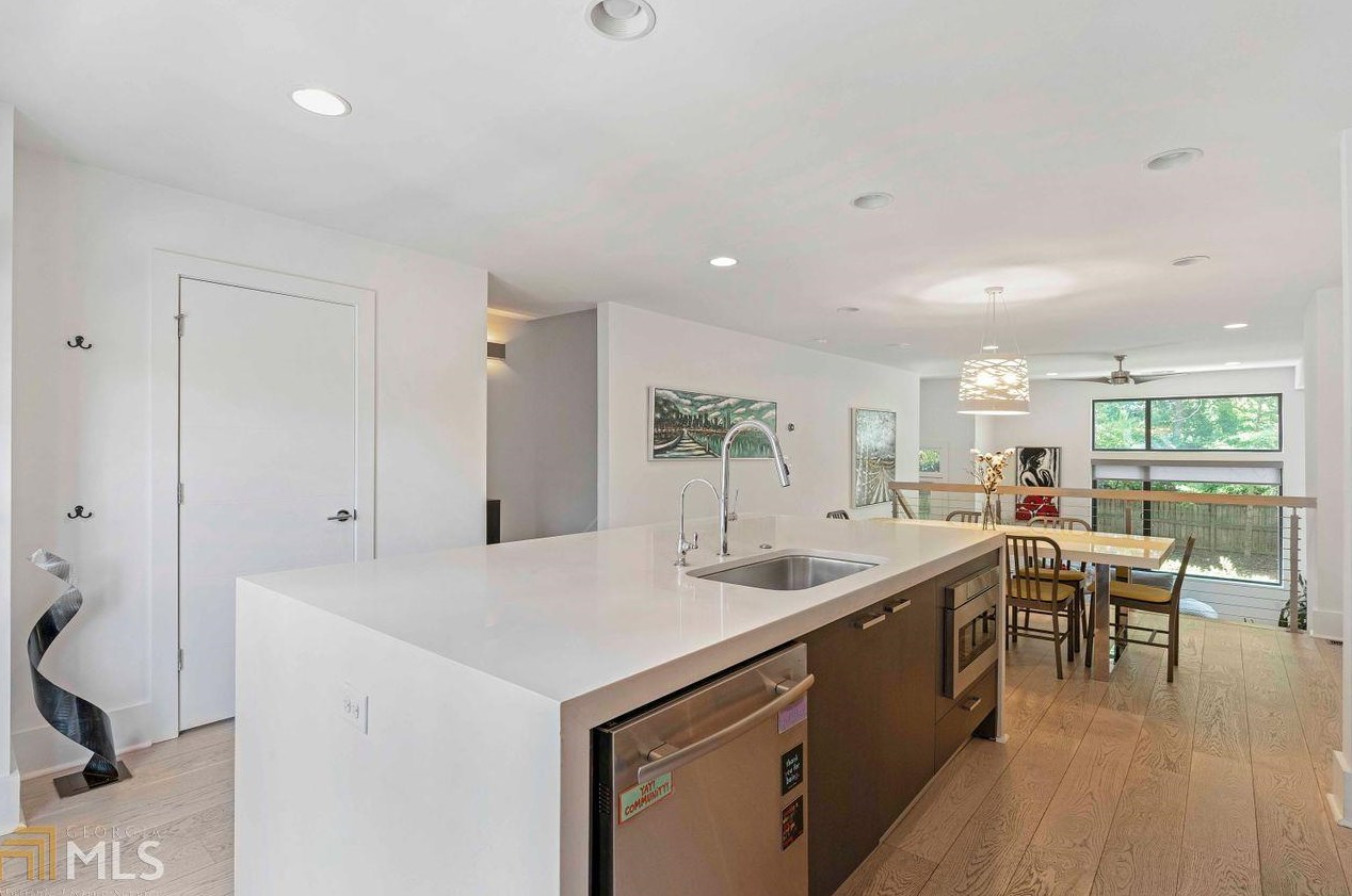 706 Oakview Rd, Decatur GA  30030-4329 exterior