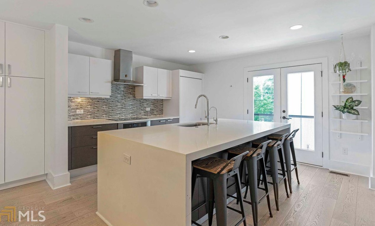 706 Oakview Rd, Decatur GA  30030-4329 exterior