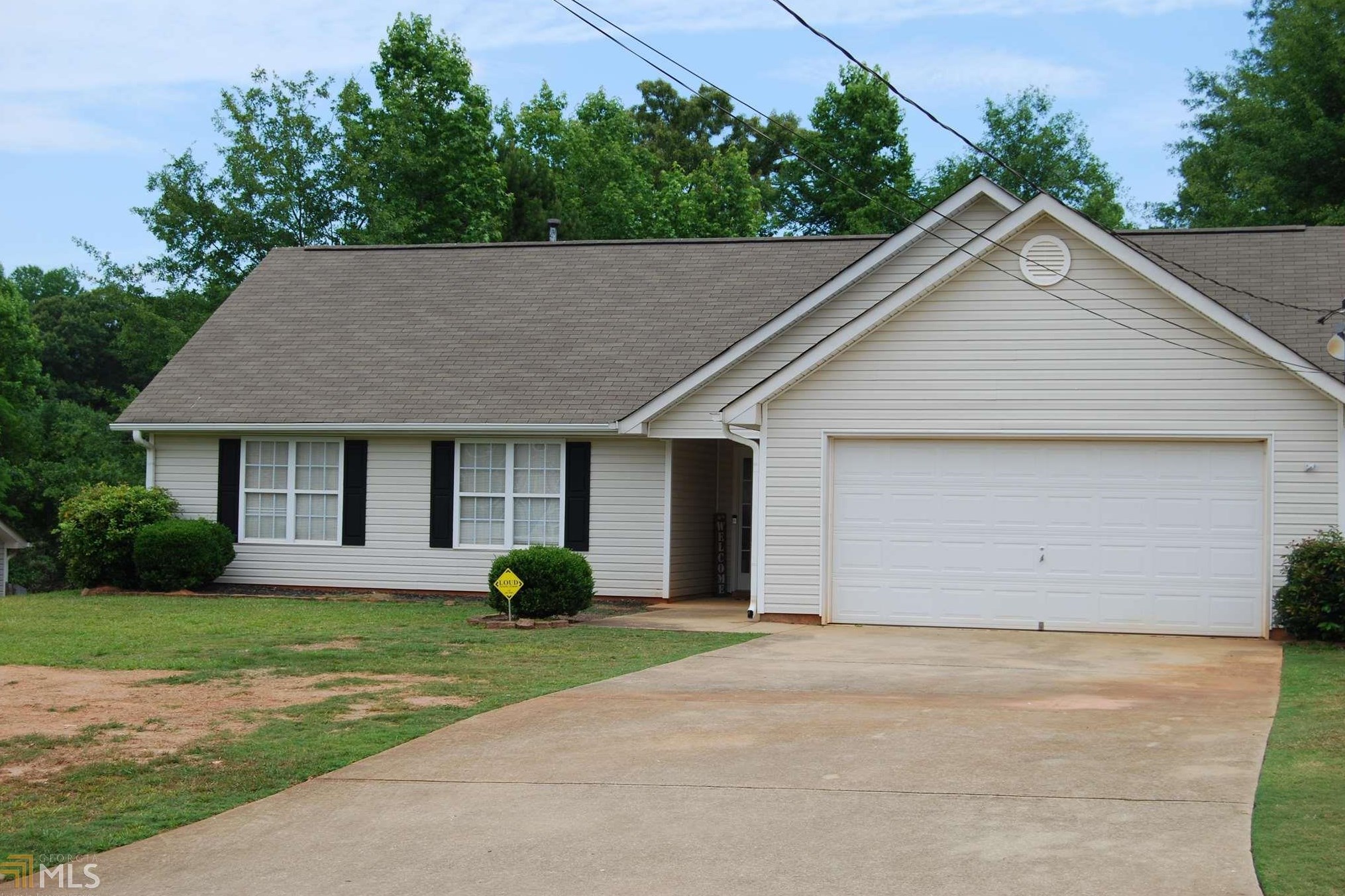 10 Lexington Dr, Grantville, GA 30220-2057