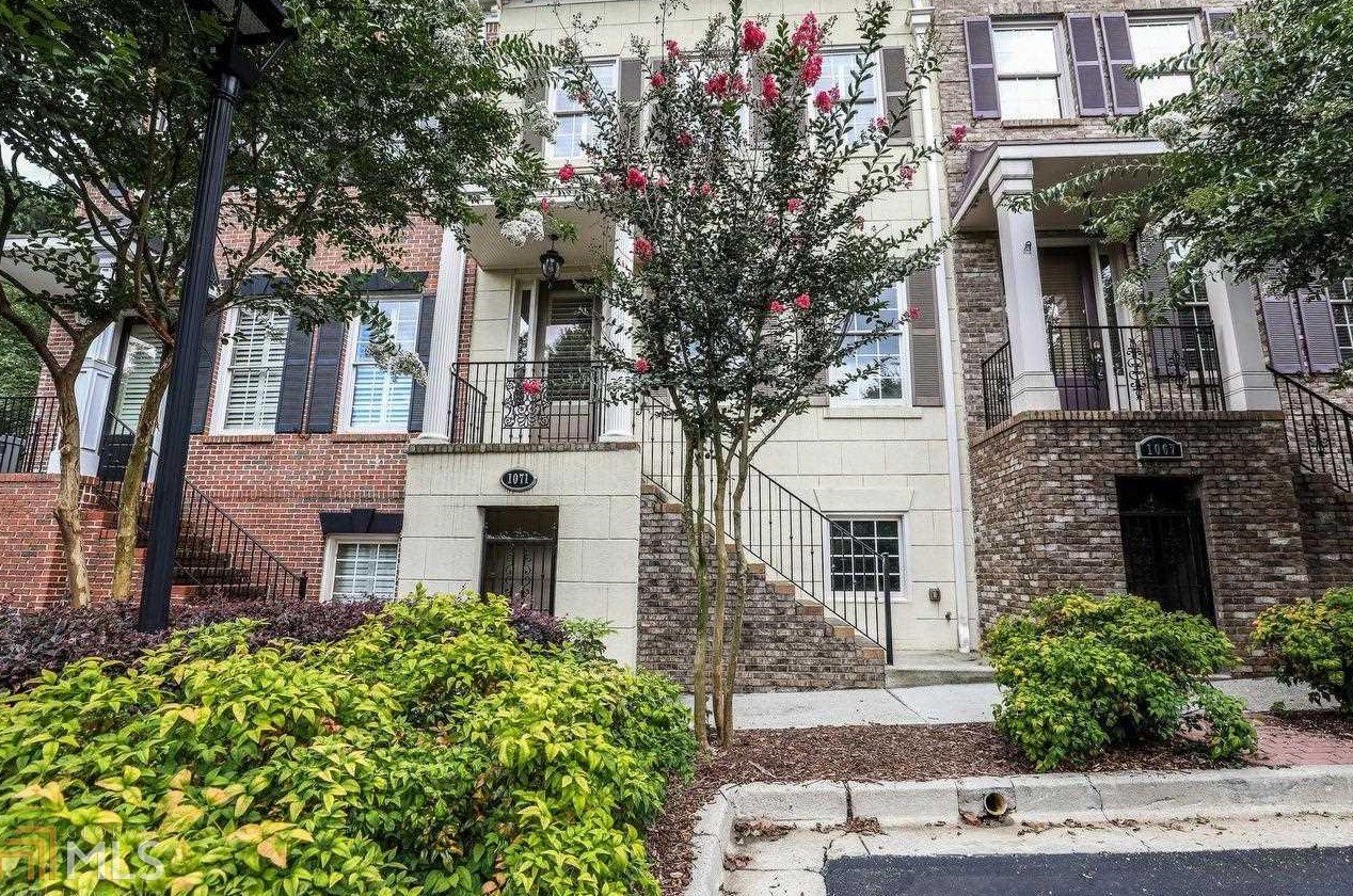 1071 Pearl Pt, Atlanta GA  30328-4517 exterior