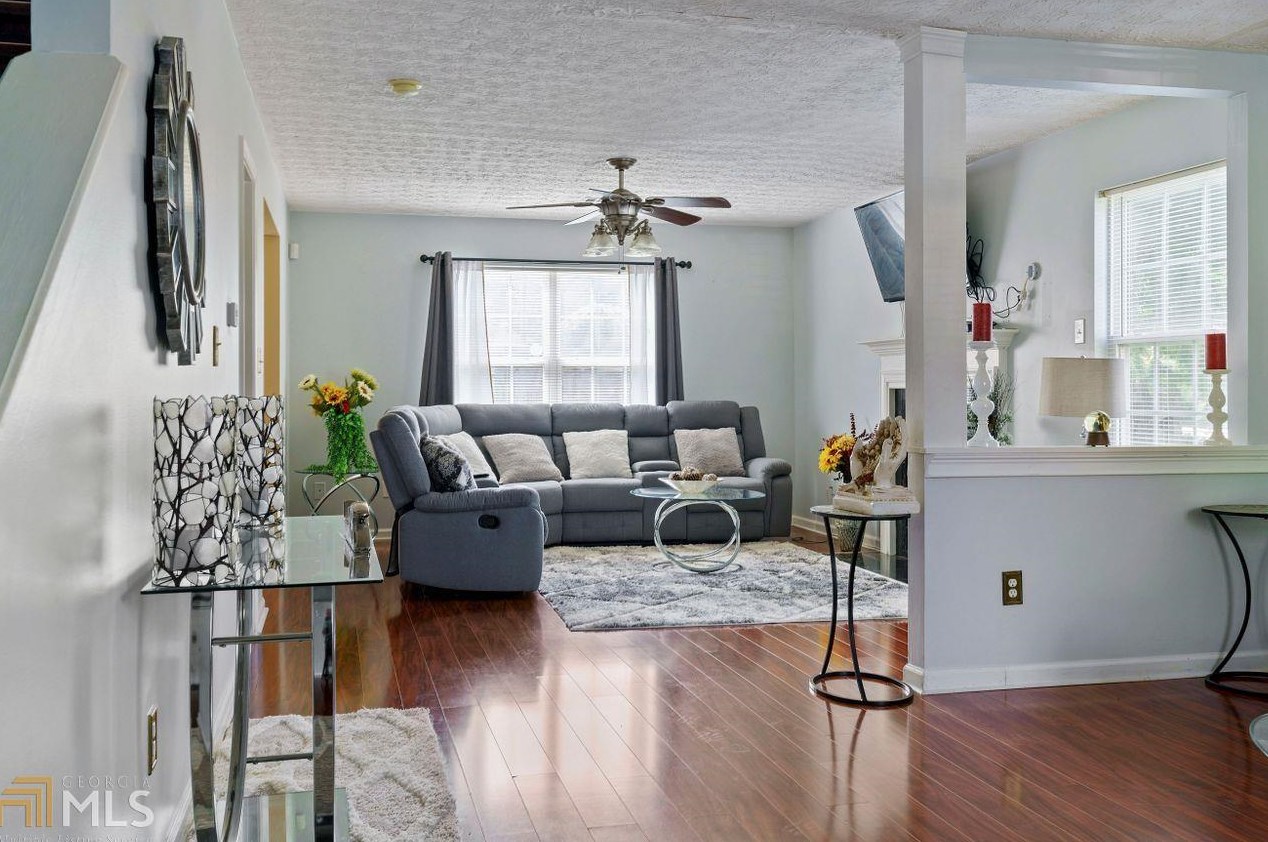 1206 Hawthorn Ln, Grayson, GA 30017