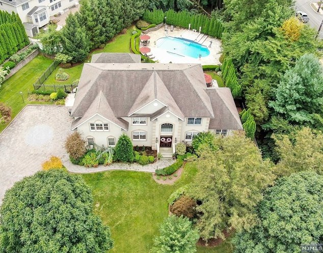204 Farmington Ln, Paramus, NJ 07652-1333