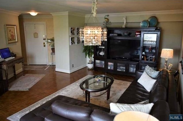 1375 River Rd, Edgewater, NJ 07020