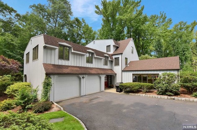 22 Woodhill Rd, Tenafly, NJ 07670-2220