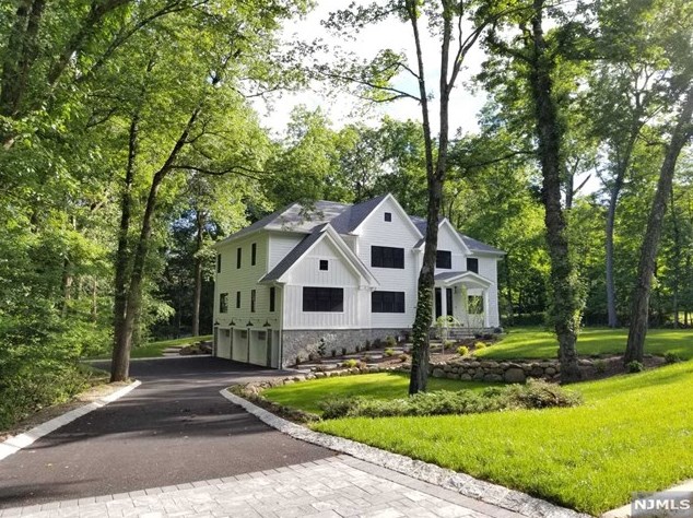 868 Pueblo Dr, Franklin Lakes, NJ 07417