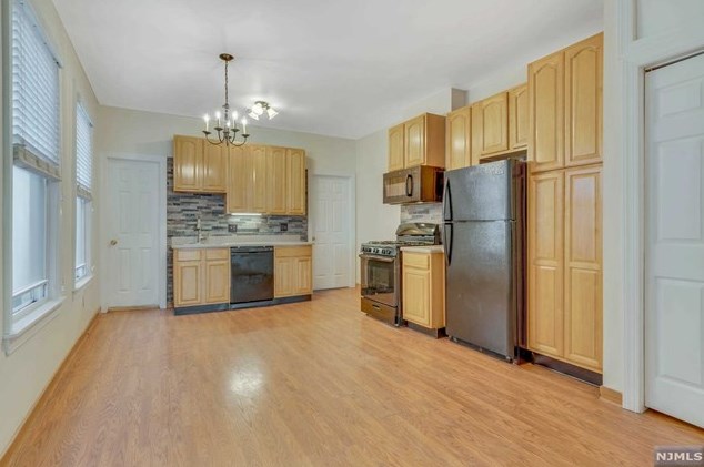 394 Woodlawn Ave, Jersey City, NJ 07305-1306
