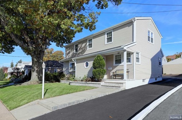 41 Lexington Ave, Wallington, NJ 07057-1634
