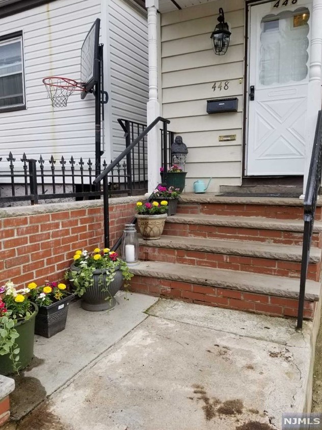 448 4th Ave, Newark, NJ 07107-1744