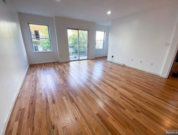 115 Oxford Ave, Jersey City, NJ 07304-1611