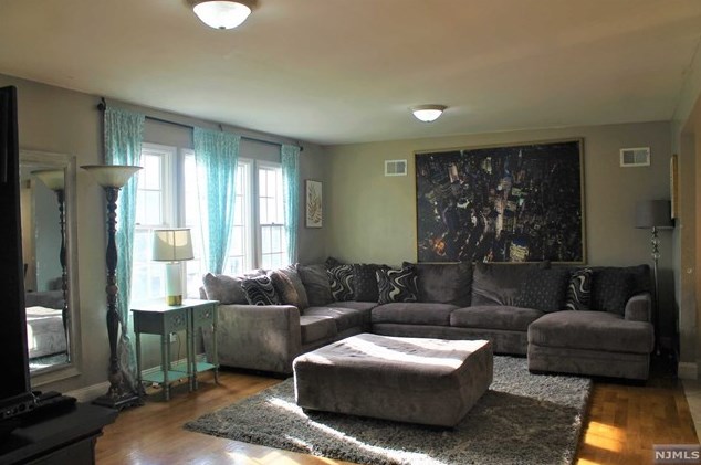 435 Hillside Ave, Saddle Brook NJ 07663-6137 exterior