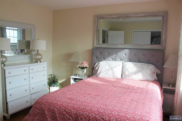 435 Hillside Ave, Saddle Brook NJ 07663-6137 exterior