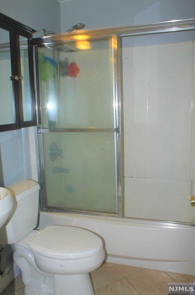 435 Hillside Ave, Saddle Brook NJ 07663-6137 exterior