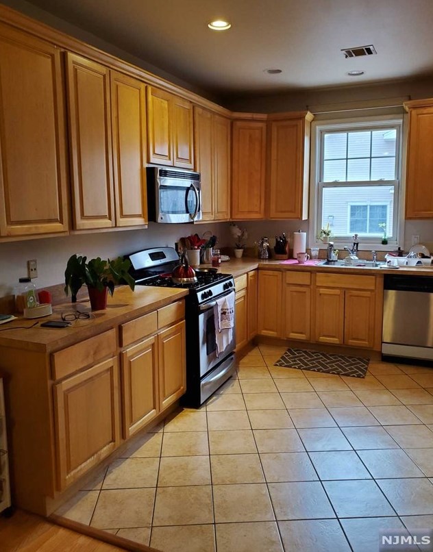 21 Michael Ln, Wallington, NJ 07057