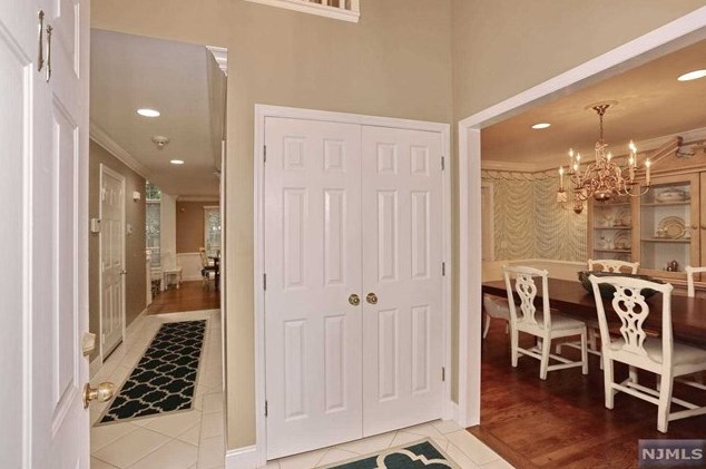 11 Drake Dr, Hillsdale, NJ 07642-2454