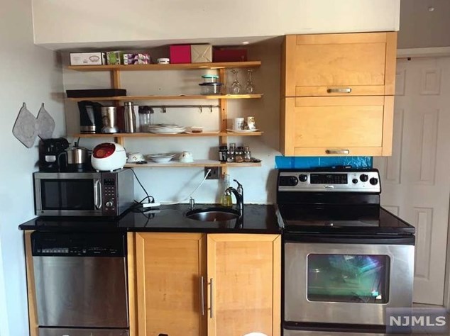 201 12th St #10, Palisades Park, NJ 07650