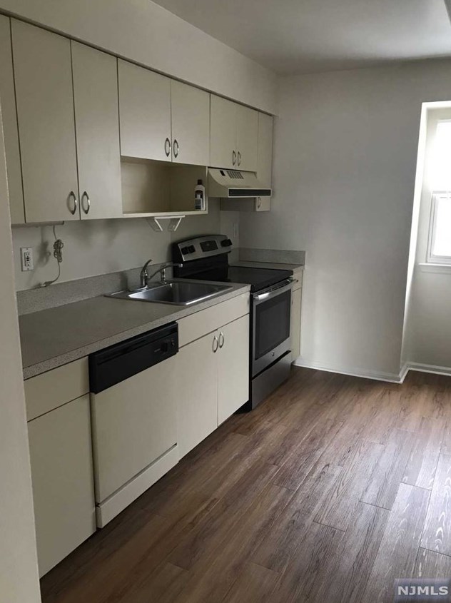 360 Knickerbocker Rd #4, Dumont, NJ 07628
