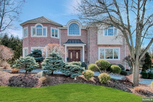 22 Van Wagoner Dr, Englewood, NJ 07632-2111