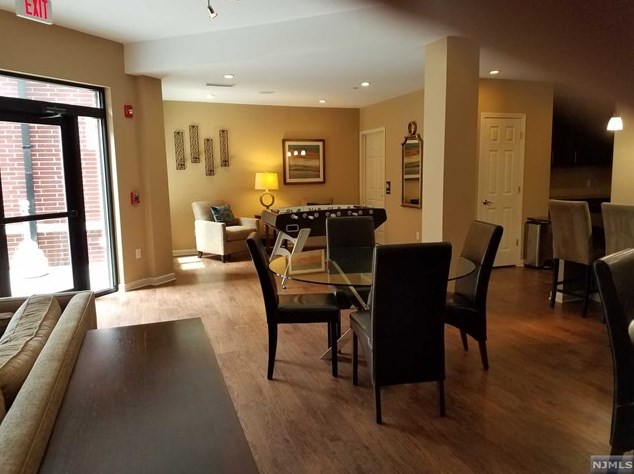 4409 Riverview Ave, Englewood, NJ 07631-8721