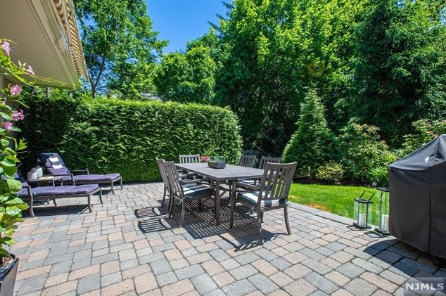 21 Kensington Ct, Tenafly, NJ 07670-2873