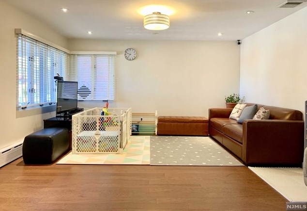 1520 12th St, West Fort Lee, NJ 07024-2126