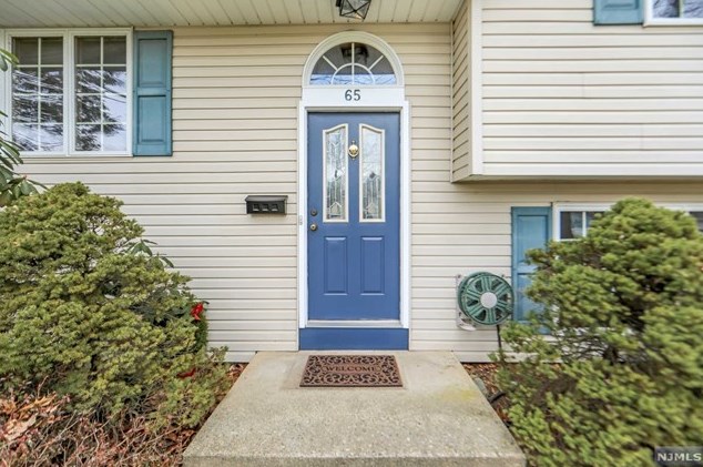 65 Cardinal Dr, Oakland, NJ 07436