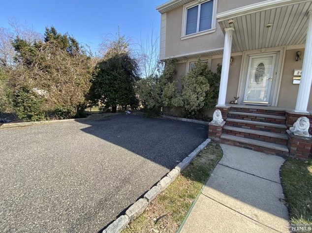 260 5th St, Saddle Brook, NJ 07663