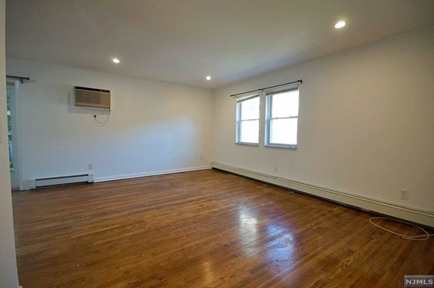 8 Leary Ln #4, Edgewater, NJ 07020