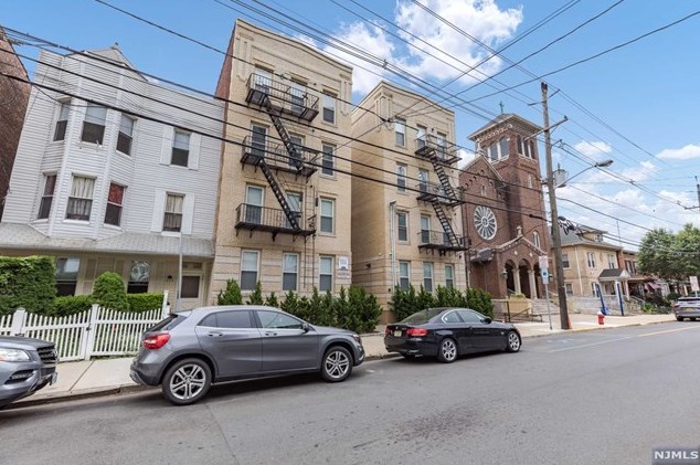 375 Undercliff Ave #6, Edgewater, NJ 07020