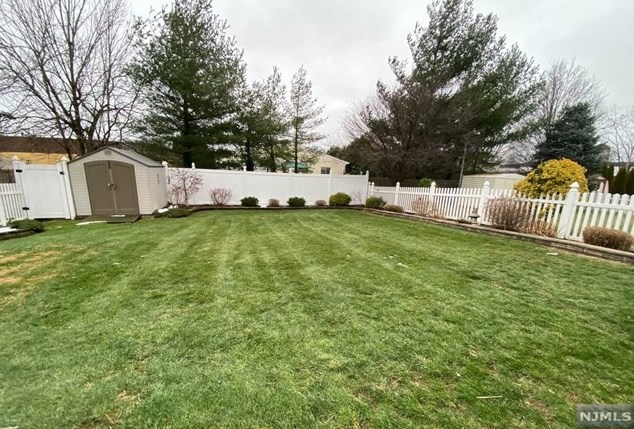 363 Woodcrest Pl, Saddle Brook, NJ 07663-5110