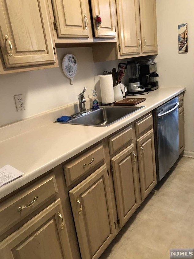 3-3 Vernon Ct, Waldwick, NJ 07463-1644