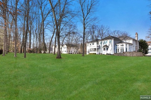32 Dogwood Hill Rd, Upper Saddle River, NJ 07458