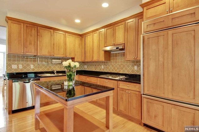 141 Hudson Cove #141, Edgewater, NJ 07020